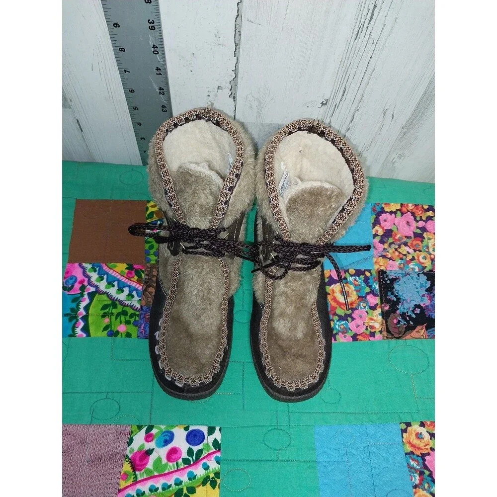 Vintage Snowland Women's Faux Fur Boots Leather Size 6 Wedge Rubber Heel LaceUp